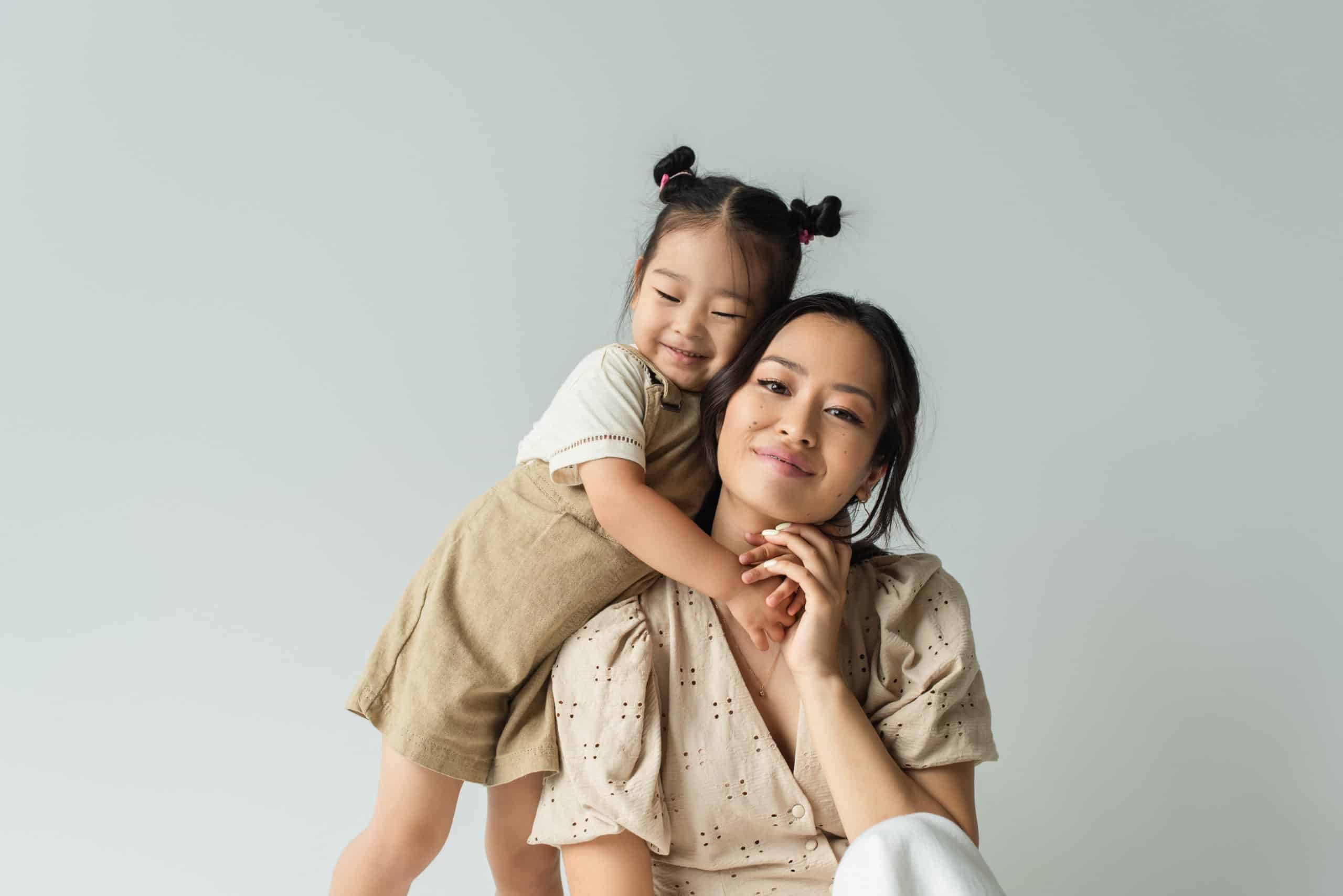 Мамы и дочери азиатка. Азиатские дочка. Семья с дочкой азиаты. Дочь Азии. Фото счастливой мамы и дочери азиатов.